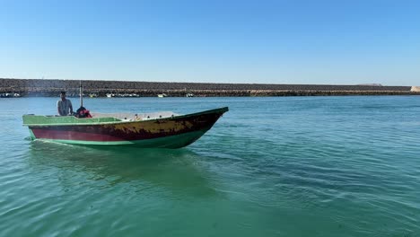 sailor-riding-the-boat-traditional-skill-of-fishing-fishermen-catch-fish-by-hand-fishing-seaside-beach-in-the-harbor-bay-brown-green-color-cruise-in-summer-season-arabian-persian-hospitality-tour