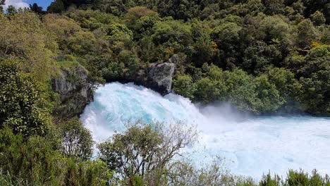 Zeitlupen-Seitenansicht-Der-Erstaunlichen-Hula-Wasserfälle,-Umgeben-Von-Dem-Wunderschönen-Einheimischen-Busch-In-Neuseeland