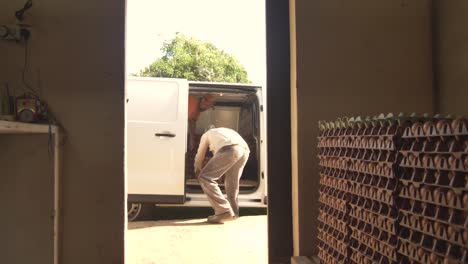 Los-Hombres-Cargando-Una-Camioneta-Con-Bandejas-De-Huevos-De-Gallina-Campera---Junqueiropolis---Brasil