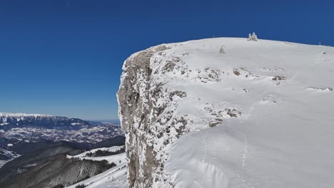 Schneebedeckte-Bucegi-Berge-Unter-Einem-Klaren-Blauen-Himmel,-Sonnenlicht-Wirft-Schatten-Auf-Die-Gipfel