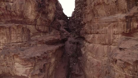 Acantilados-Del-Desierto-árabe-En-Wadi-Rum-En-Jordania,-Medio-Oriente,-Aéreo