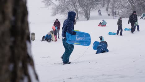 Ein-Kind-Purzelt-Beim-Rodeln-Im-Woluwe-Park,-Belgien,-Den-Schneehügel-Hinunter