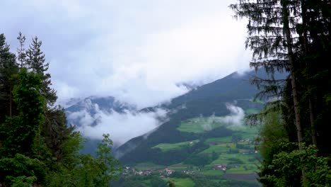 Timelapse-En-El-Bosque-Con-Nubes-En-Movimiento-En-Tirol-Con-Montañas-Al-Fondo