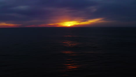 Beautiful,-vibrant-sunset-over-Pacific-Ocean-off-Oregon-Coast,-ideal-background