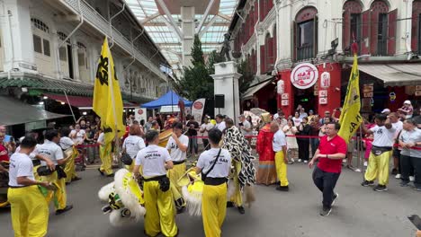 Scene-of-a-Lion-Dance-troupe-making-welcome-greetings-before-the-performancein-Chinatown,-Singapore