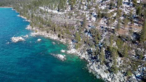 Vista-Aérea-De-Aguas-Cristalinas-Y-Costa-En-Lake-Tahoe,-California