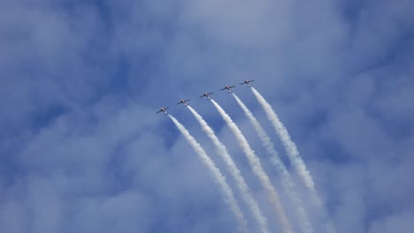 Canadian-Snowbirds-Formation-Team-Fliegt-Einen-Looping-Auf-Airshow-Strecke