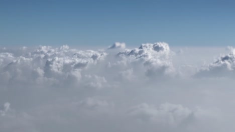 Toma-En-Primera-Persona,-Todas-Estas-Grandes-Nubes-También-Son-Visibles-Y-Muchas-Están-Rodeadas-Por-Estas-Nubes.