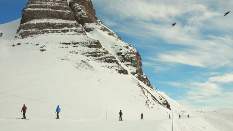 Montaña-Rocosa-Cubierta-De-Nieve-En-Los-Alpes-Franceses-Cerca-De-La-Estación-De-Esquí-En-Francia