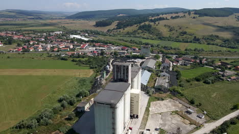 Drone-Girando-Alrededor-De-La-Antigua-Fábrica-Comunista-En-Feldioara