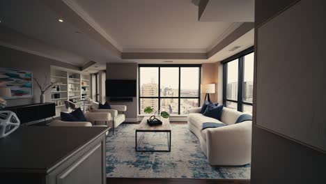 Weite-Aufnahme-Eines-Modernen,-Gemütlichen-Wohnzimmers-Mit-Weißen-Sofas-Und-Stühlen,-Umgeben-Von-Großen-Fenstern,-Die-Natürliches-Sonnenlicht-Hereinlassen