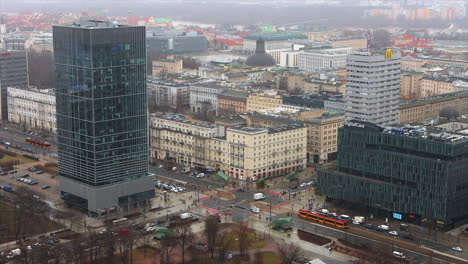 Belebte-Kreuzung,-Umliegende-Gebäude-In-Der-Innenstadt-Von-Warschau,-Polen,-Luftbild