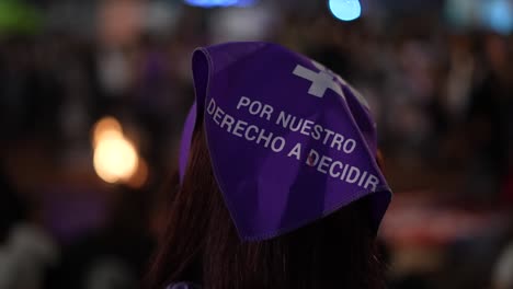 Feminismo,-Día-De-La-Mujer,-Poder-Femenino,-Activista-Con-Cartel-Participando-En-Una-Manifestación-Masiva-De-Acción-De-Empoderamiento-Feminista