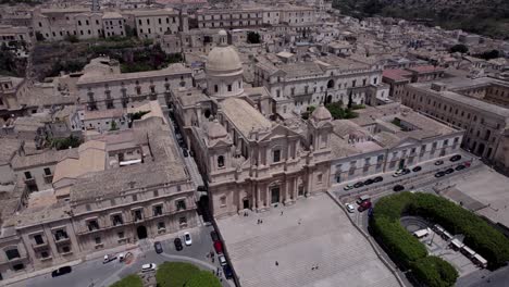 órbita-Aérea-De-Cerca-Catedral-De-Noto-Del-Siglo-XVIII,-Noto,-Sicilia