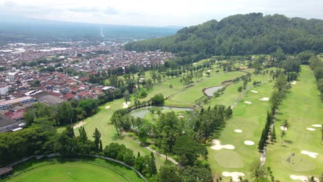 Vista-Aérea-Del-Campo-De-Golf-De-Indonesia