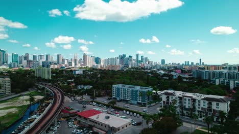 Suburbios-Del-Oeste-De-Miami-Con-Rascacielos-Y-Cielo-Azul.