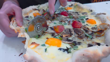 Cutting-a-Pizza-di-Fiore