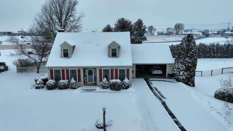 Hombre-Paleando-Nieve-En-La-Fría-Mañana-De-Navidad-En-Estados-Unidos