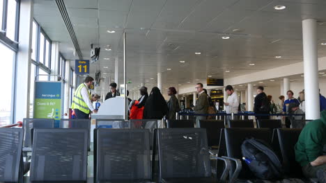 Colas-Y-Filas-De-Colas-En-La-Puerta-De-La-Terminal-Del-Aeropuerto-Para-Abordar-Un-Avión