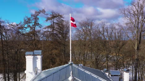 Kokmuiza-Manor-Mit-Lettischer-Flagge-Oben-Drauf,-Frontalansicht