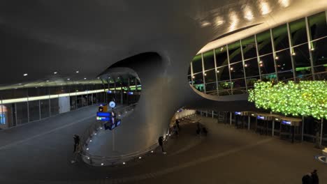 Hall-De-La-Estación-Central-De-Trenes-Y-Autobuses-De-Arnhem-Por-La-Noche-Grúa-Abajo-En-El-Interior