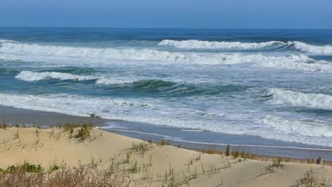 Wellen-Des-Atlantischen-Ozeans-Rollen-Ans-Ufer-Am-Einsamen-OBX-Strand-In-Nags-Head,-North-Carolina