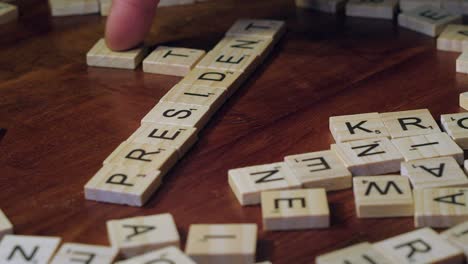 Spiel-Buchstabensteine-Aus-Scrabble-Bilden-Die-Wörter-„Abstimmung“-Und-„Präsident“,-Nahaufnahme