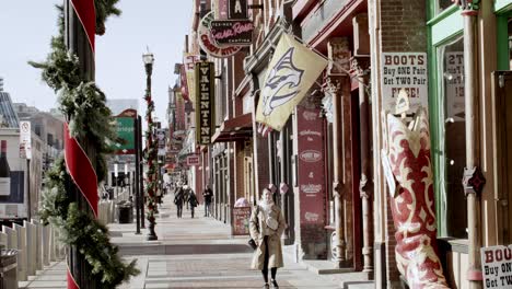 Touristen-Auf-Der-Broadway-Street-In-Nashville,-Tennessee-Während-Des-Tages-Mit-Stabilem-Video