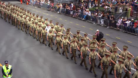 Eine-Große-Truppe-Disziplinierter-Soldaten-Der-Australischen-Streitkräfte-Marschiert-In-Uniform-Die-Adelaide-Street-In-Brisbane-Entlang,-Inmitten-Der-Feierlichkeiten-Zum-Anzac-Day.