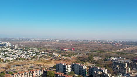 Toma-Aérea-Panorámica-De-Islamabad,-Con-Edificios-Residenciales,-Tráfico-Por-Carretera-Y-Estación-De-Metro-Con-Un-Gran-Paisaje-Urbano-De-Ciudades-Gemelas.