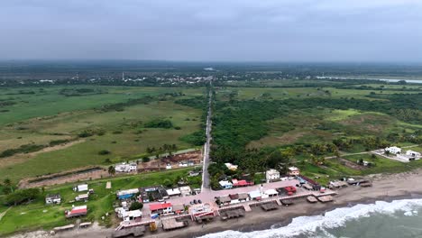 Rückwärts-Drohnenaufnahme-Einer-Straße-In-Veracruz,-Mexiko