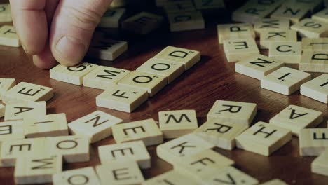 Las-Letras-De-Madera-Del-Scrabble-Forman-Crucigramas:-OGM,-Comida-Y-Mal.