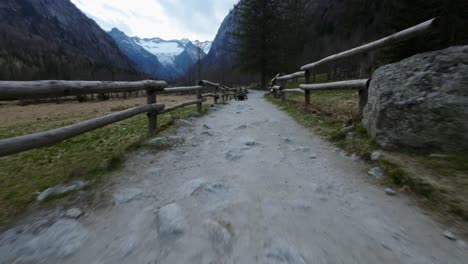 Drones-FPV-Corriendo-Por-Caminos-Rurales-En-Val-Di-Mello,-En-El-Norte-De-Italia