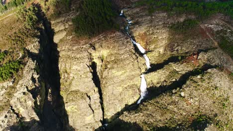 Ein-Tropischer-Wasserfall-In-Einer-Bergschlucht