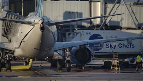 Camión-De-Catering-En-Avión-De-Pasajeros-Estacionado-En-La-Puerta-De-La-Terminal-Slomo