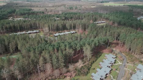 Ferienhäuser-In-Den-Centre-Parks-Les-Trois-Moutiers,-Département-Vienne-In-Nouvelle-Aquitaine,-Frankreich