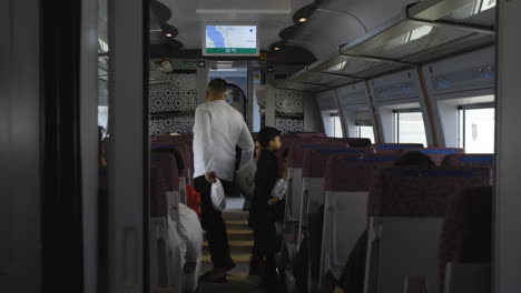 Pasajeros-A-Bordo-Del-Tren-Haramain-En-La-Parada-De-Medina.