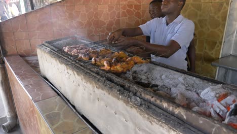 Machos-Africanos-Manipulando-La-Carne-A-La-Parrilla