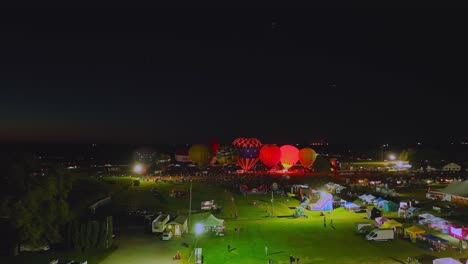 Vista-Aérea-De-Una-Línea-De-Globos-Aerostáticos-Que-Brillan-En-Una-Tarde-De-Verano