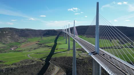 Autos-Fahren-über-Die-Straßenbrücke-Des-Millau-Viadukts-Im-Aveyron,-Frankreich-–-4K-Luftaufnahme-Rückwärts