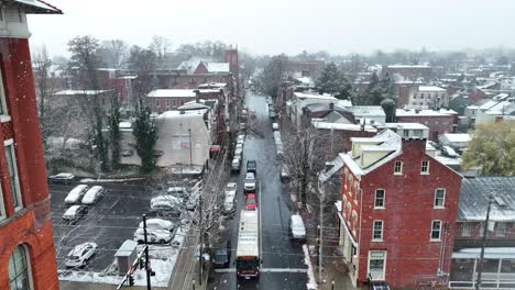 Escena-Cinematográfica-De-Nieve-Navideña-En-Una-Ciudad-Americana.