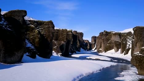 4k-Drohne,-Luftaufnahmen,-Einzigartige-Und-Sehr-Dramatische-Aufnahmen-Isländischer-Klippen-In-Verschiedenen-Formen-Und-Größen-Mit-Einem-Blauen-Himmel-Im-Hintergrund