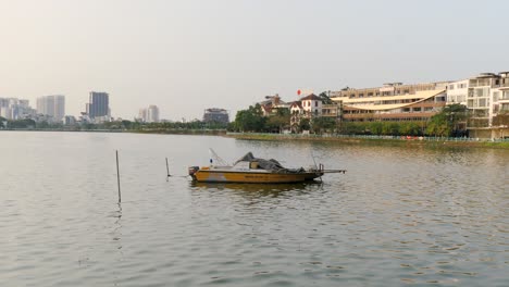 Lago-Tay-Ho,-Lago-Del-Oeste,-Hanoi,-Ambiente-Sereno-Para-Paseos-En-Bote-De-Recreo
