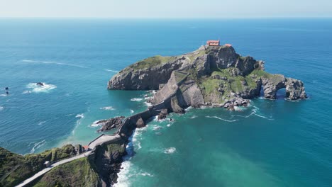 Felseninsel-Gaztelugatxe-Im-Golf-Von-Biskaya,-Baskenland,-Nordspanien---4K-Luftaufnahme