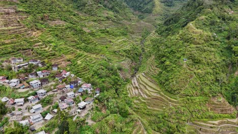 Imágenes-De-Drones-Sobre-Un-Pueblo-En-Las-Montañas-Y-Terrazas-De-Arroz-Del-Norte-De-Filipinas