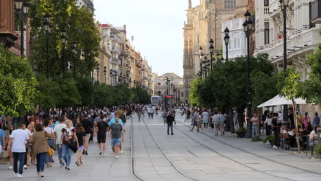 Überfüllte-Menschen-An-Der-Berühmten-Avenue-Of-The-Constitution-Im-Altstadtviertel-Casco-Von-Sevilla,-Andalusien,-Spanien