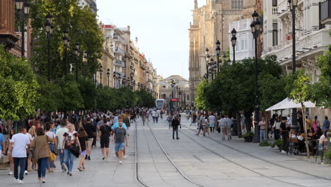 Gente-Abarrotada-En-La-Famosa-Avenida-De-La-Constitución-En-El-Casco-Antiguo-De-Sevilla,-Andalucía,-España