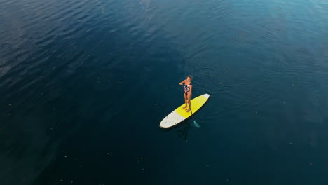 Mujer-Haciendo-Surf-De-Remo-Durante-El-Amanecer-En-La-Isla-De-Moso-Frente-A-La-Costa-Noroeste-De-Efate,-Vanuatu