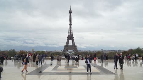 Los-Turistas-Se-Toman-Fotografías-Frente-A-La-Torre-Eiffel.