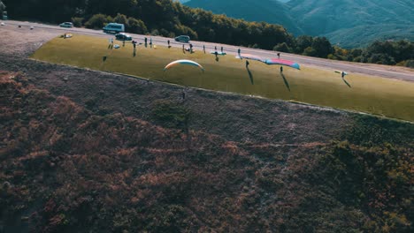 Deslizándose-Pacíficamente-Por-El-Aire-Con-Un-Parapente-Filmado-Con-Un-Dron.